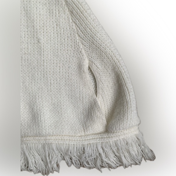 girls cape white knit Poncho w arm holes & fringe no label Timeless vintage 3T - Picture 3 of 8
